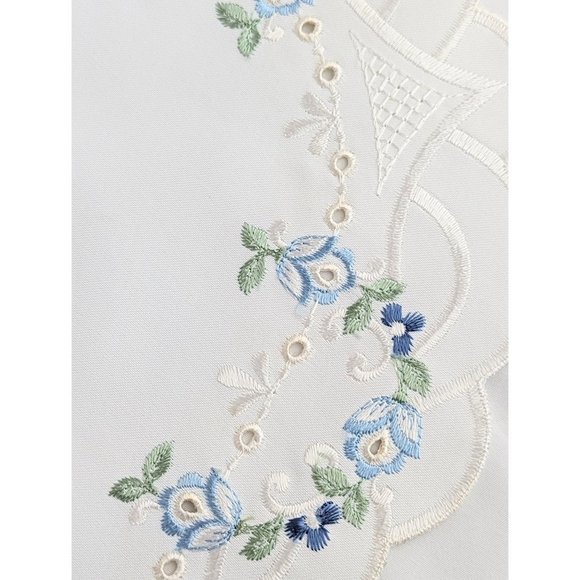 White Floral Table Linens Set of 4 Embroidered Spring Flowers Springtime Runner - Picture 10 of 10